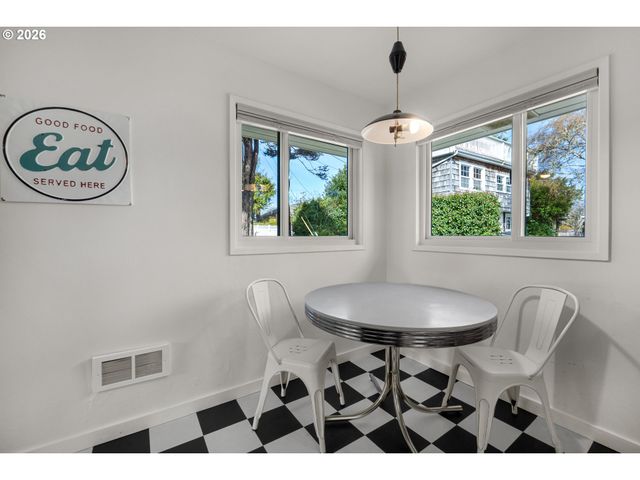 1210 S COLUMBIA St, Seaside, OR 97138