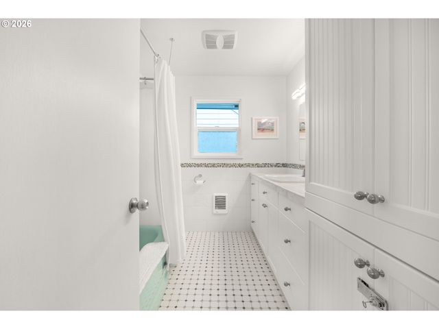 1210 S COLUMBIA St, Seaside, OR 97138