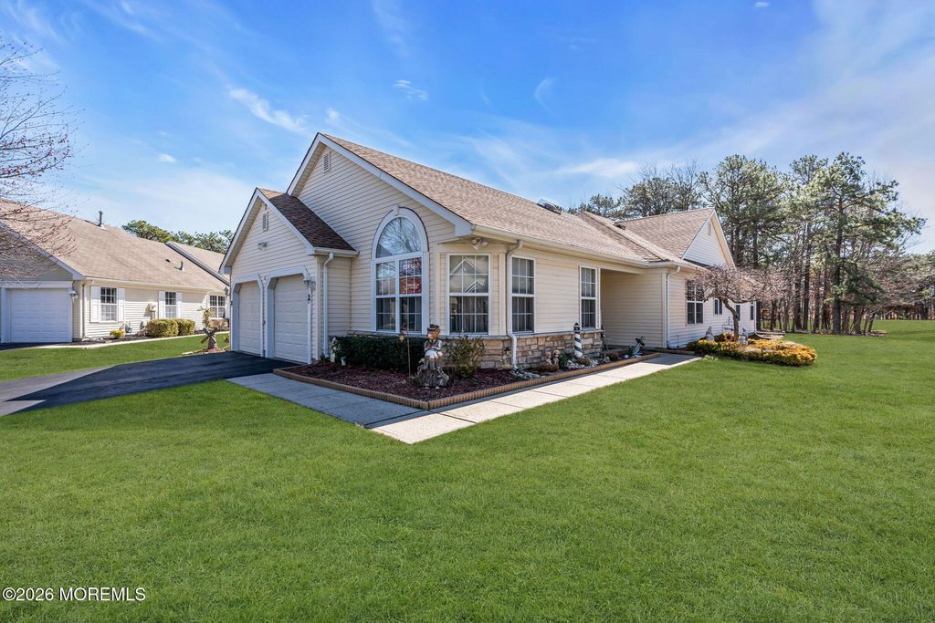 18 Rosewood Court, Lakewood, NJ 08701