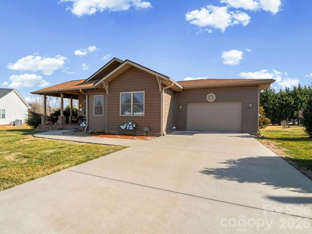 38 Winged Elm Court, Hendersonville, NC 28739