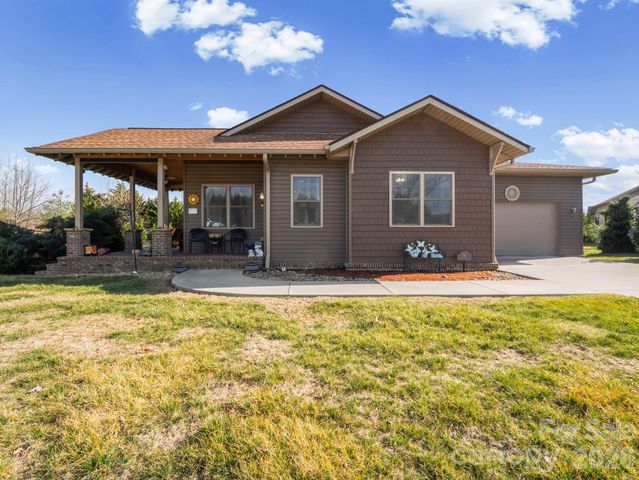 38 Winged Elm Court, Hendersonville, NC 28739