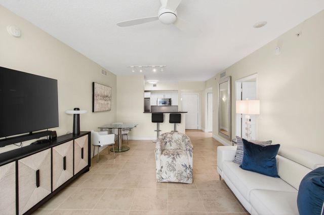 625 Casa Loma Boulevard 403, Boynton Beach, FL 33435