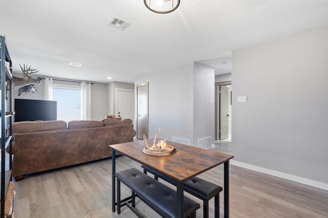 212 Queen Drive 208-212, Hewitt, TX 76643