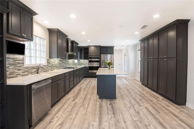 13765 EAGLESNEST BAY Dr, Corpus Christi, TX 78418