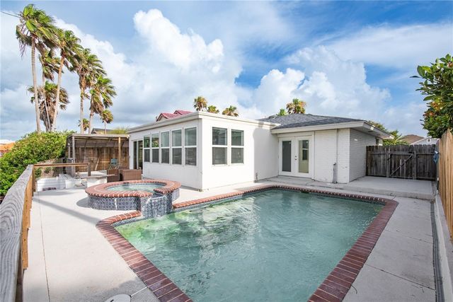 13765 EAGLESNEST BAY Dr, Corpus Christi, TX 78418