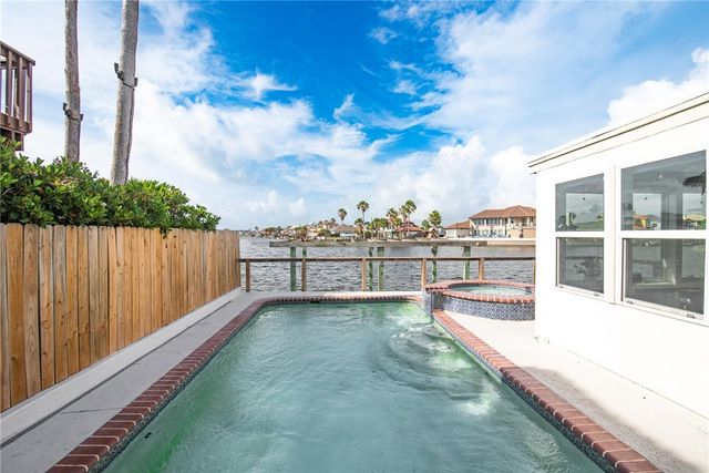 13765 EAGLESNEST BAY Dr, Corpus Christi, TX 78418