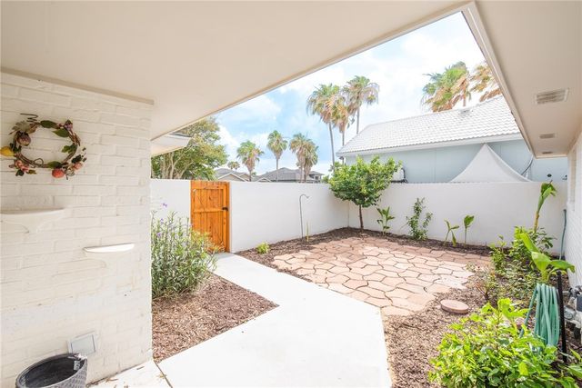 13765 EAGLESNEST BAY Dr, Corpus Christi, TX 78418