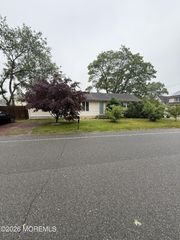 49 Elm Street, Beachwood, NJ 08722