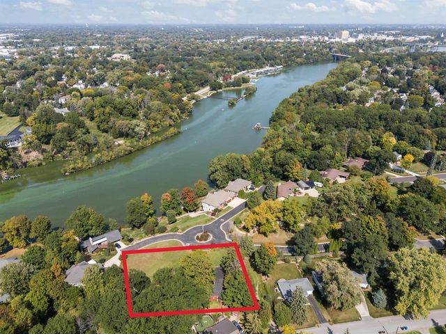 10 EMBREY COURT, Appleton, WI 54915