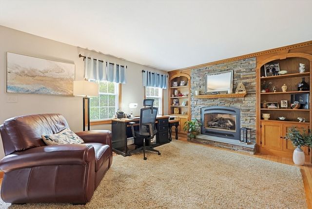 11 Brooke Haven Dr, Rutland, MA 01543