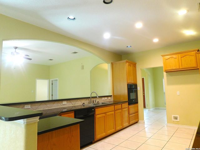 110 Hunters Glen, Floresville, TX 78114