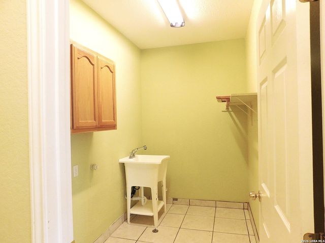 110 Hunters Glen, Floresville, TX 78114
