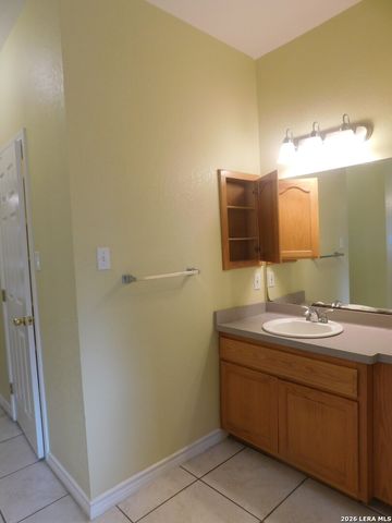 110 Hunters Glen, Floresville, TX 78114