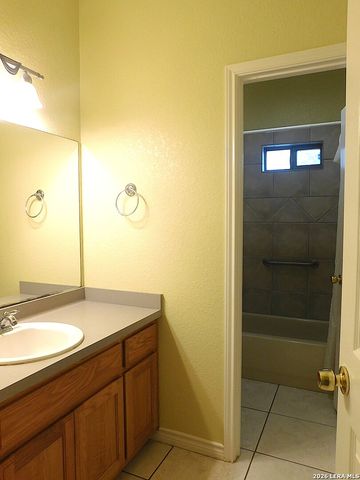 110 Hunters Glen, Floresville, TX 78114