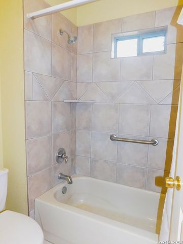 110 Hunters Glen, Floresville, TX 78114