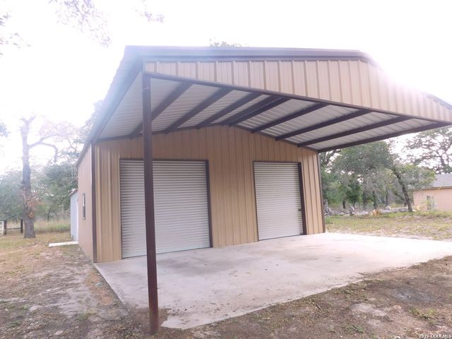 110 Hunters Glen, Floresville, TX 78114