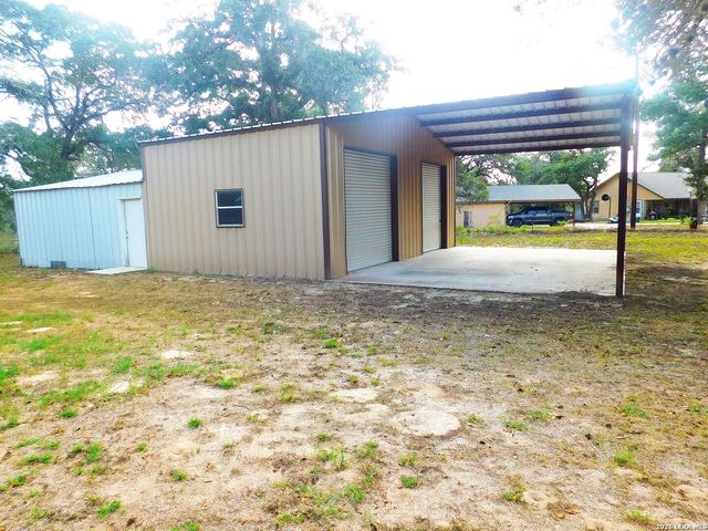 110 Hunters Glen, Floresville, TX 78114