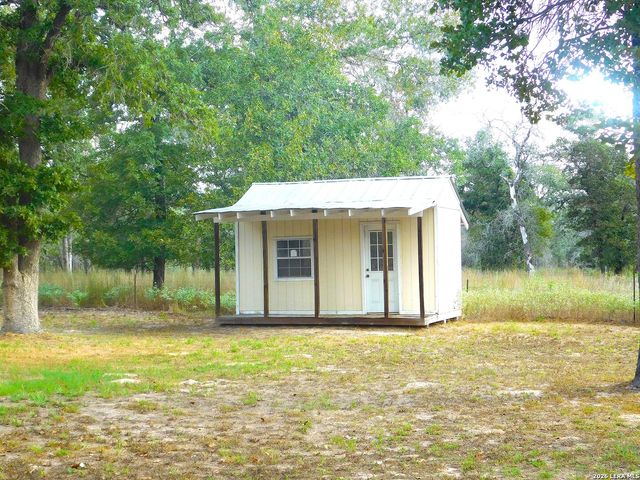 110 Hunters Glen, Floresville, TX 78114