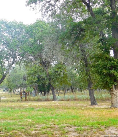 110 Hunters Glen, Floresville, TX 78114