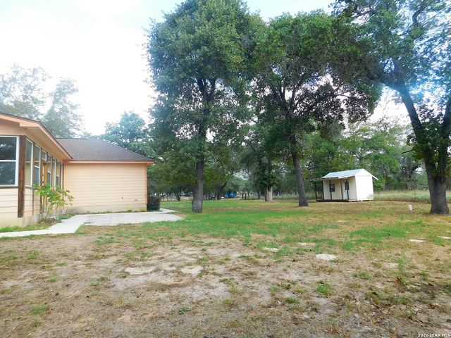 110 Hunters Glen, Floresville, TX 78114
