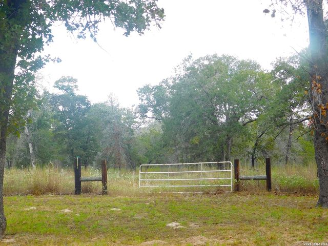 110 Hunters Glen, Floresville, TX 78114