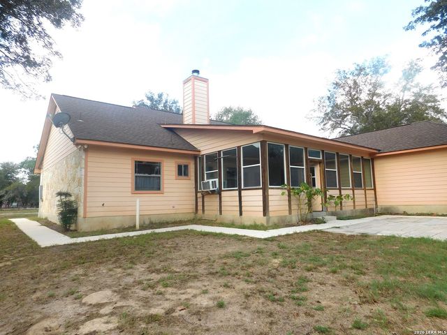 110 Hunters Glen, Floresville, TX 78114