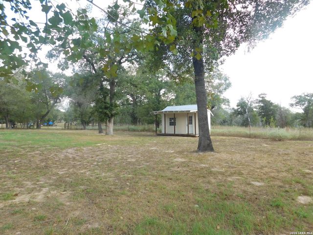 110 Hunters Glen, Floresville, TX 78114