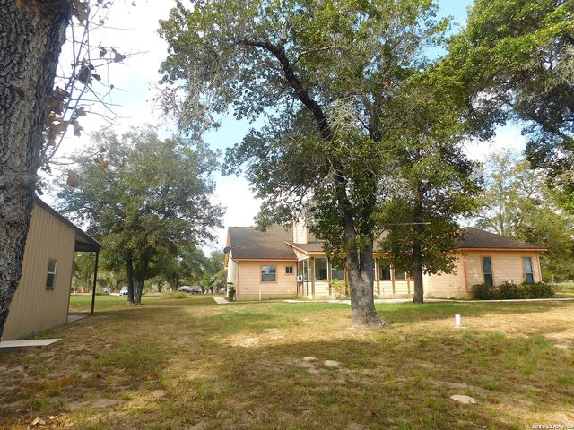 110 Hunters Glen, Floresville, TX 78114