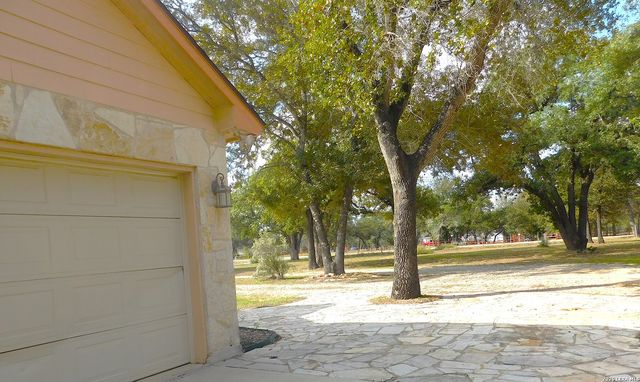 110 Hunters Glen, Floresville, TX 78114
