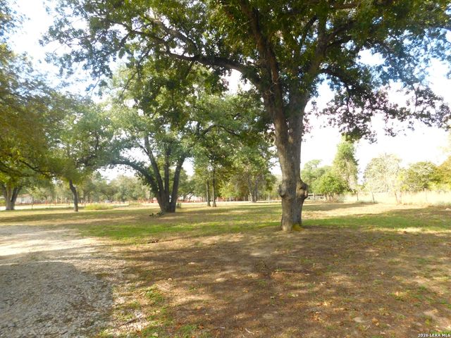 110 Hunters Glen, Floresville, TX 78114