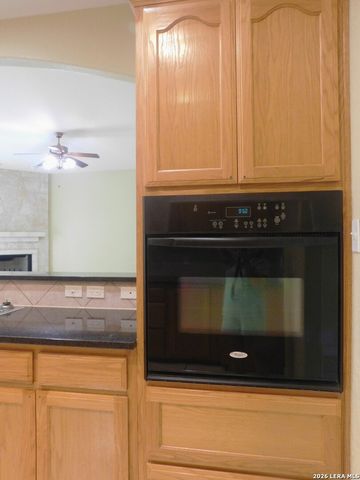 110 Hunters Glen, Floresville, TX 78114