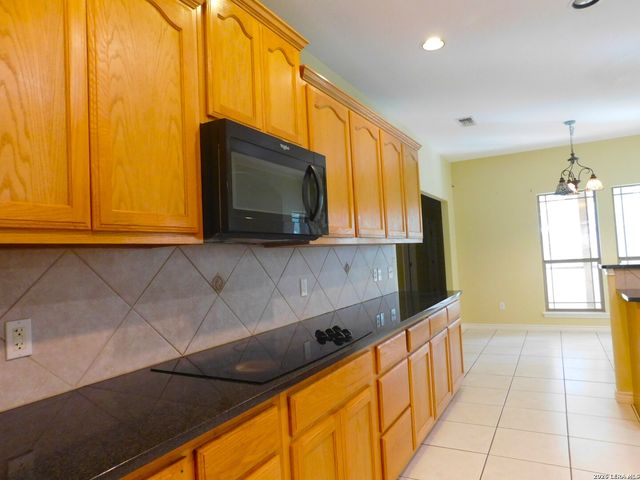 110 Hunters Glen, Floresville, TX 78114