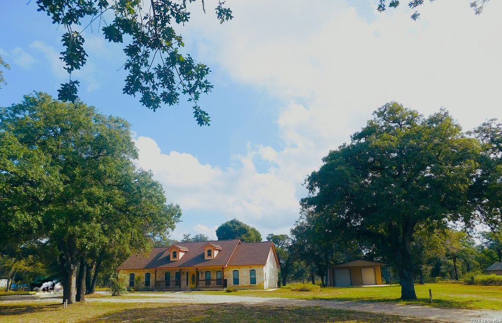 110 Hunters Glen, Floresville, TX 78114