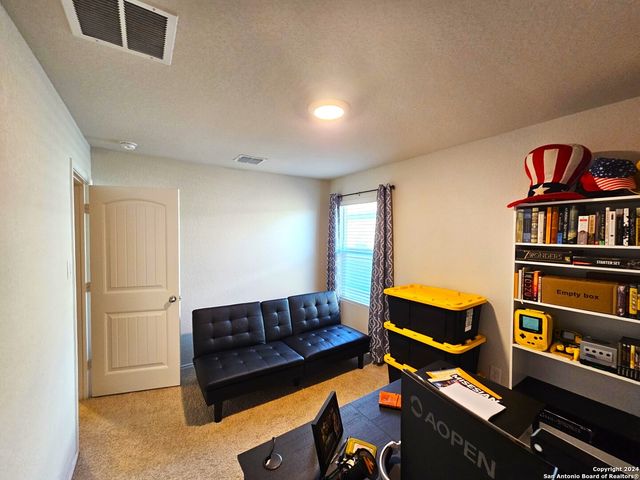 916 ARMADILLO DR, Seguin, TX 78155