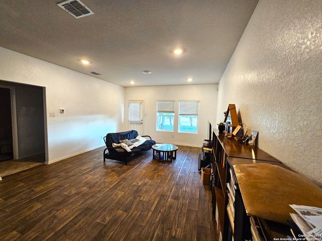 916 ARMADILLO DR, Seguin, TX 78155