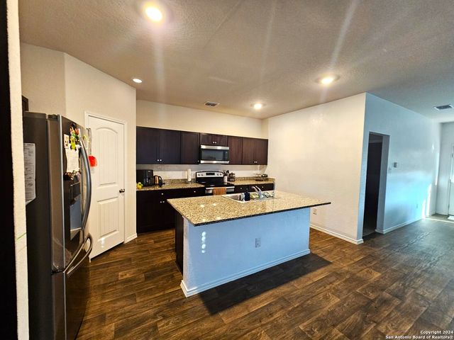 916 ARMADILLO DR, Seguin, TX 78155