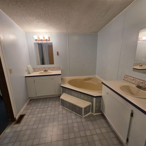 9049 N 80th Avenue, Pentwater, MI 49449