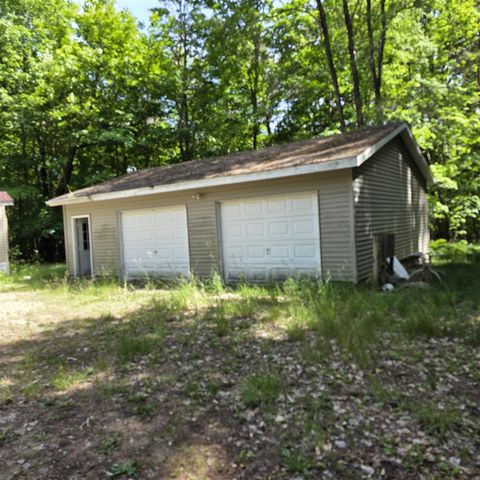 9049 N 80th Avenue, Pentwater, MI 49449