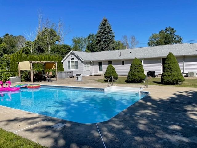 50 Dutton Road, Pelham, NH 03076