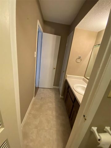 1519 S 8th Street, La Porte, TX 77571
