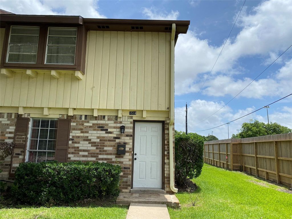 1519 S 8th Street, La Porte, TX 77571
