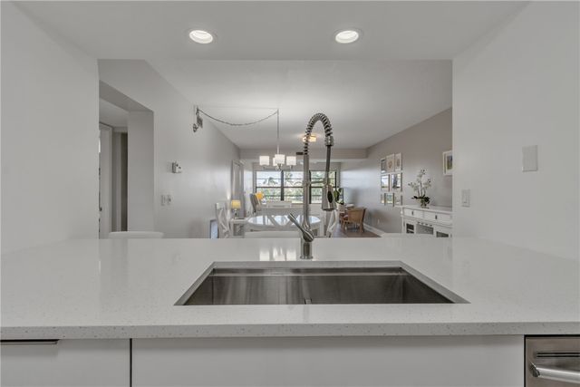 38 Plantation Drive 201, Vero Beach, FL 32966