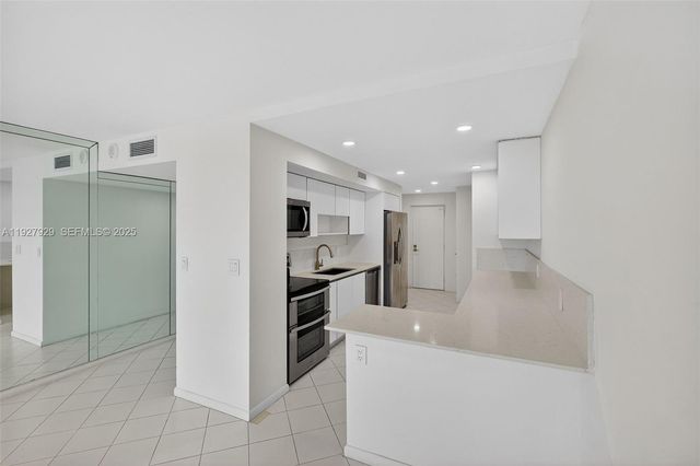 600 Grapetree Dr 8FS, Key Biscayne, FL 33149