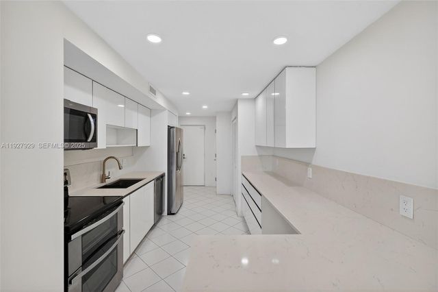 600 Grapetree Dr 8FS, Key Biscayne, FL 33149