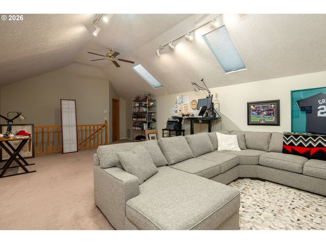 610 Ne SUNDANCE Ct, Hillsboro, OR 97124