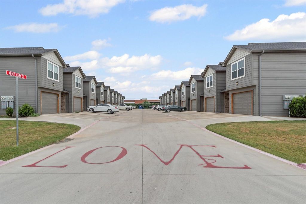 105 Abbey Park Court, Granbury, TX 76049