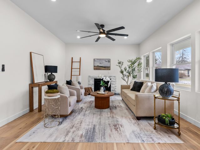 17 W Dearborn Street, Plano, IL 60545