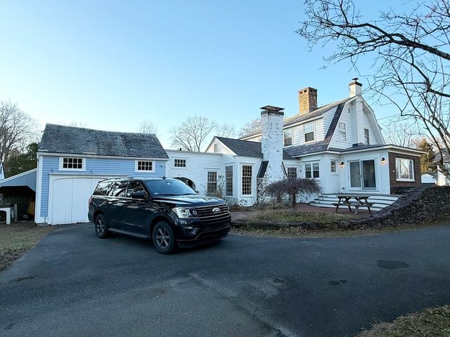 24 Graves St, Deerfield, MA 01373