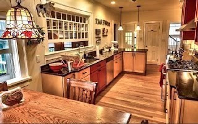 24 Graves St, Deerfield, MA 01373