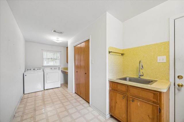 208 Briarwood Drive, Bellville, TX 77418